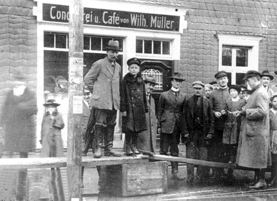 Brueckenstrasse 1909 Hochwasser.jpg