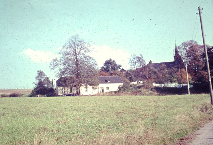 1960BlickaufalteLindeundalteSchuleundKapelle.JPG