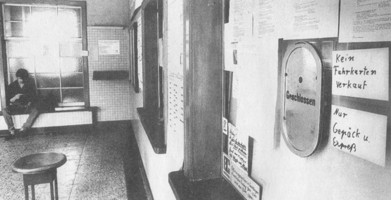 Datei:Bahnhof - Schalterhalle ca1989.jpg