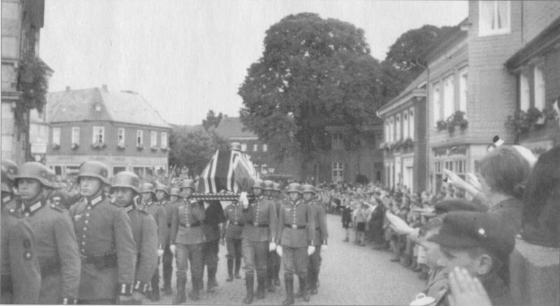 Datei:Trauerzug 1940.jpg