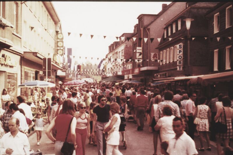 Datei:1000Jahrfeier Brückenstraße vorElektroThönes dm.jpg