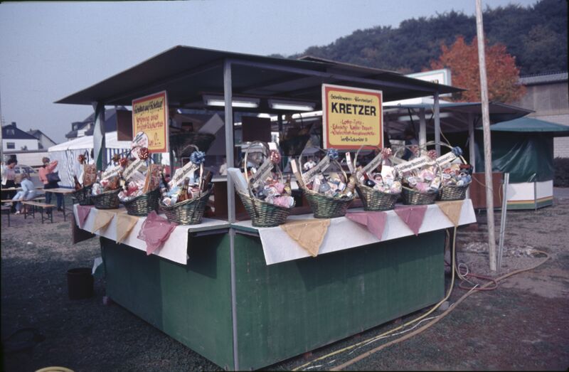 Datei:1986 Obstmarkt KörbeZurVerlosung.jpg