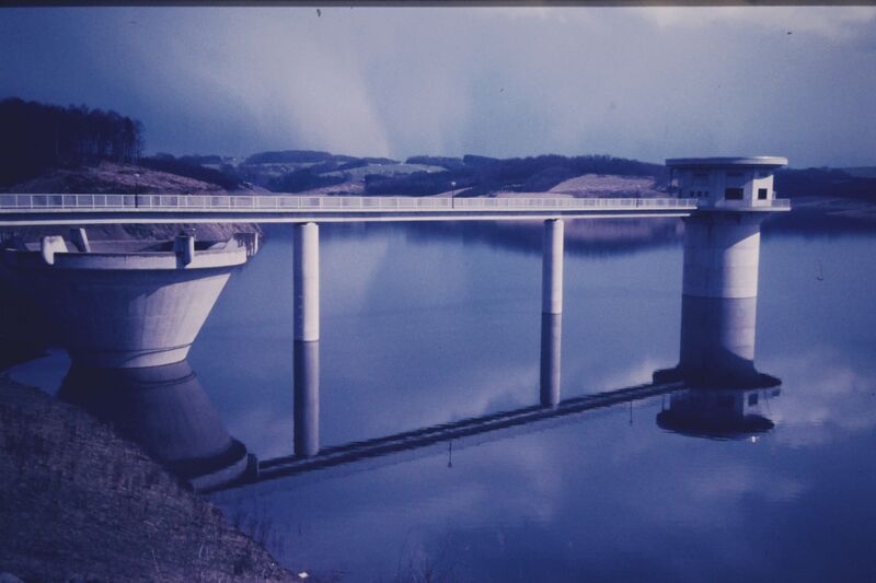 Datei:Große Dhünntalsperre füllt sich.jpg