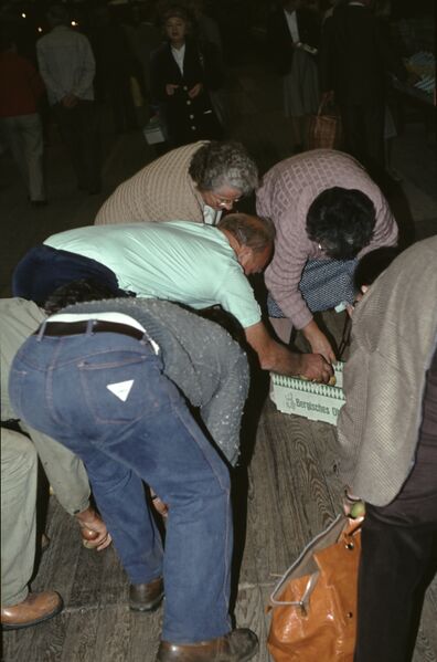 Datei:1976 Obstmarkt Apfelkorb gefallen.jpg
