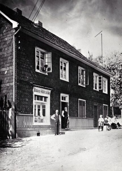 Datei:1939ff Bäckerei WalterDeHaas divFamilienmitglieder.jpg