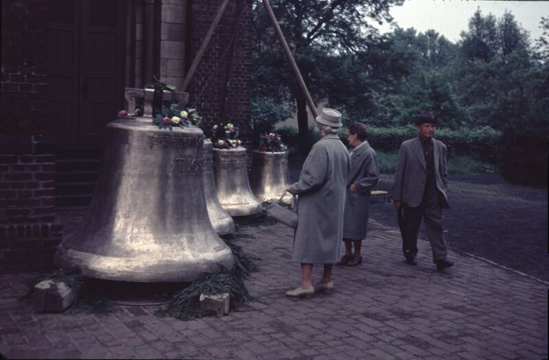 Datei:1965 05 30 4neue Kirchenglocken2.jpg