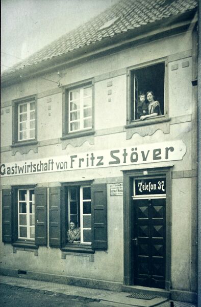 Datei:GaststätteStöver Garten EckeMittelstraße.jpg