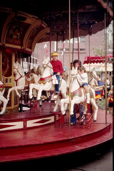 Datei:Klassisches Kinderkarussell.jpg