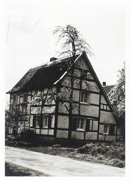 Datei:Bennert ErsteSchule auf dem Berg.jpg