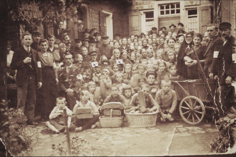 Datei:1919ca HinterhofKarlRichartz vorn2vLi MaxJansen.jpg