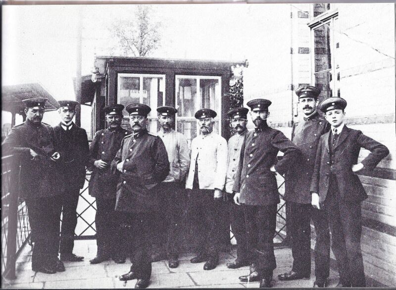 Datei:Bahnbeamtete.jpg