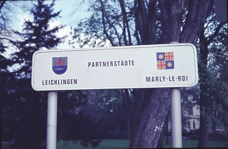 Datei:SchildPartnerstädte MarlyLeichlingen.jpg