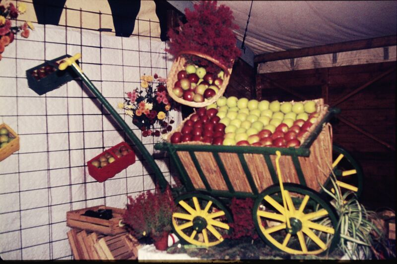 Datei:Obstmarkt ÄpfelAufWagen.jpg