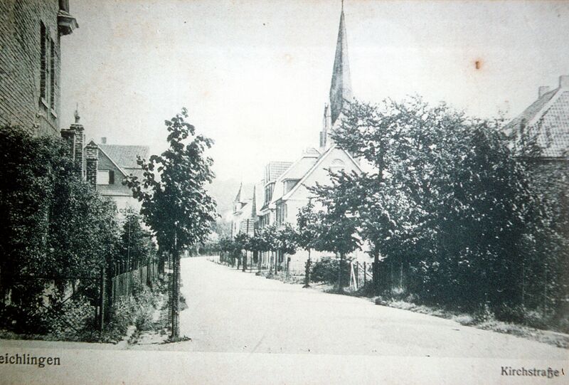 Datei:1920erJahre UntereKirchstraße mitBäumen1 li AdlerApotheke.jpg