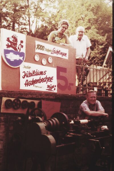 Datei:1000Jahrfeier JubAschenbecherMaschine.jpg