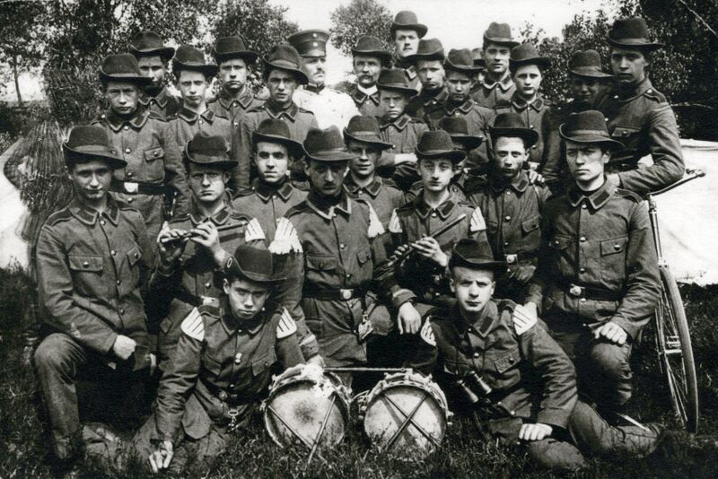 Datei:1912 Jugendwehr TrommlerPfeifer.jpg