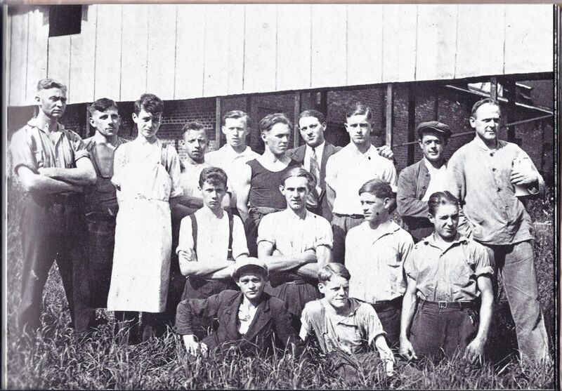 Datei:1930 Römer Belegschaft.jpg